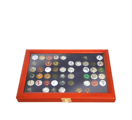 Vitrina de madera para chapas de cava y coronas