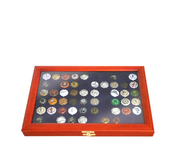 Vitrina de madera para chapas de cava y coronas